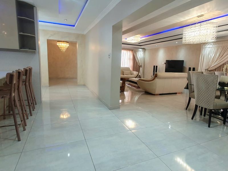 EXQUISITE 5-BEDROOM MASTERPIECE IN THE HEART OF BENDOR - Photo 8