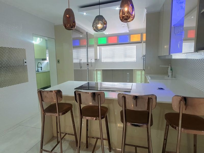 EXQUISITE 5-BEDROOM MASTERPIECE IN THE HEART OF BENDOR - Photo 3