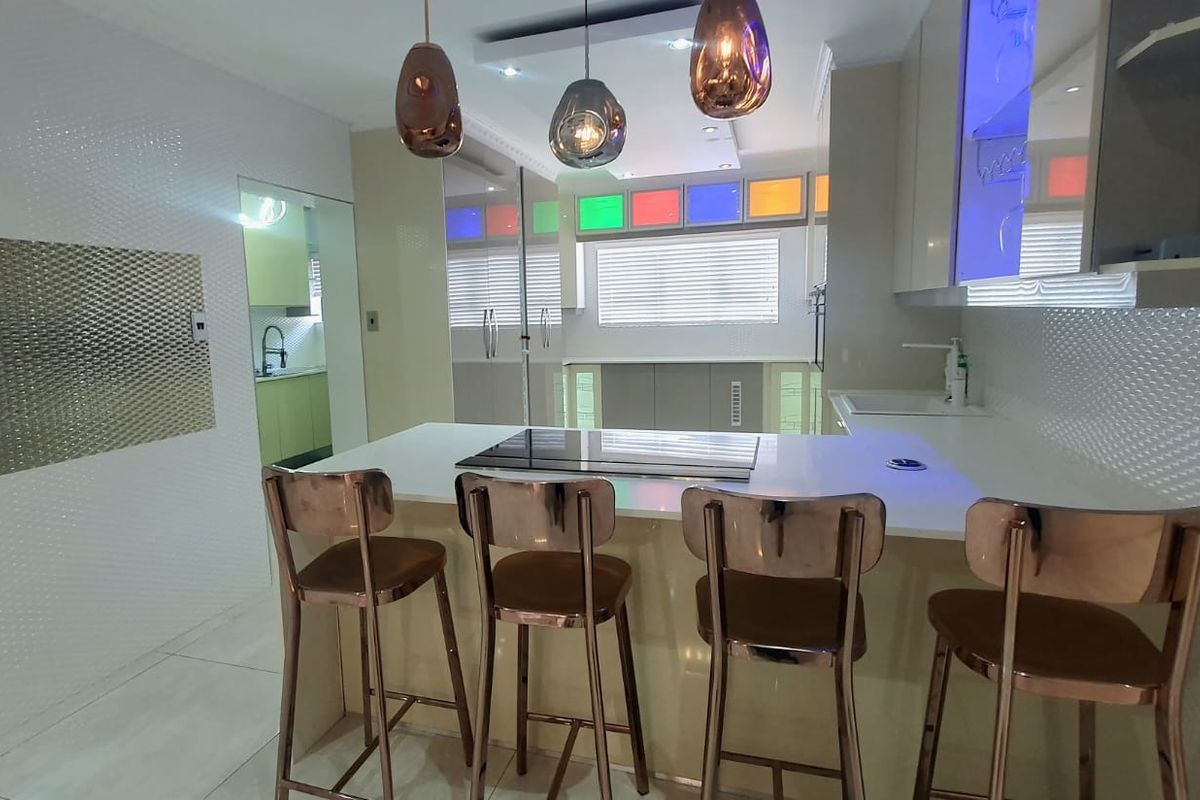 EXQUISITE 5-BEDROOM MASTERPIECE IN THE HEART OF BENDOR - Photo 3