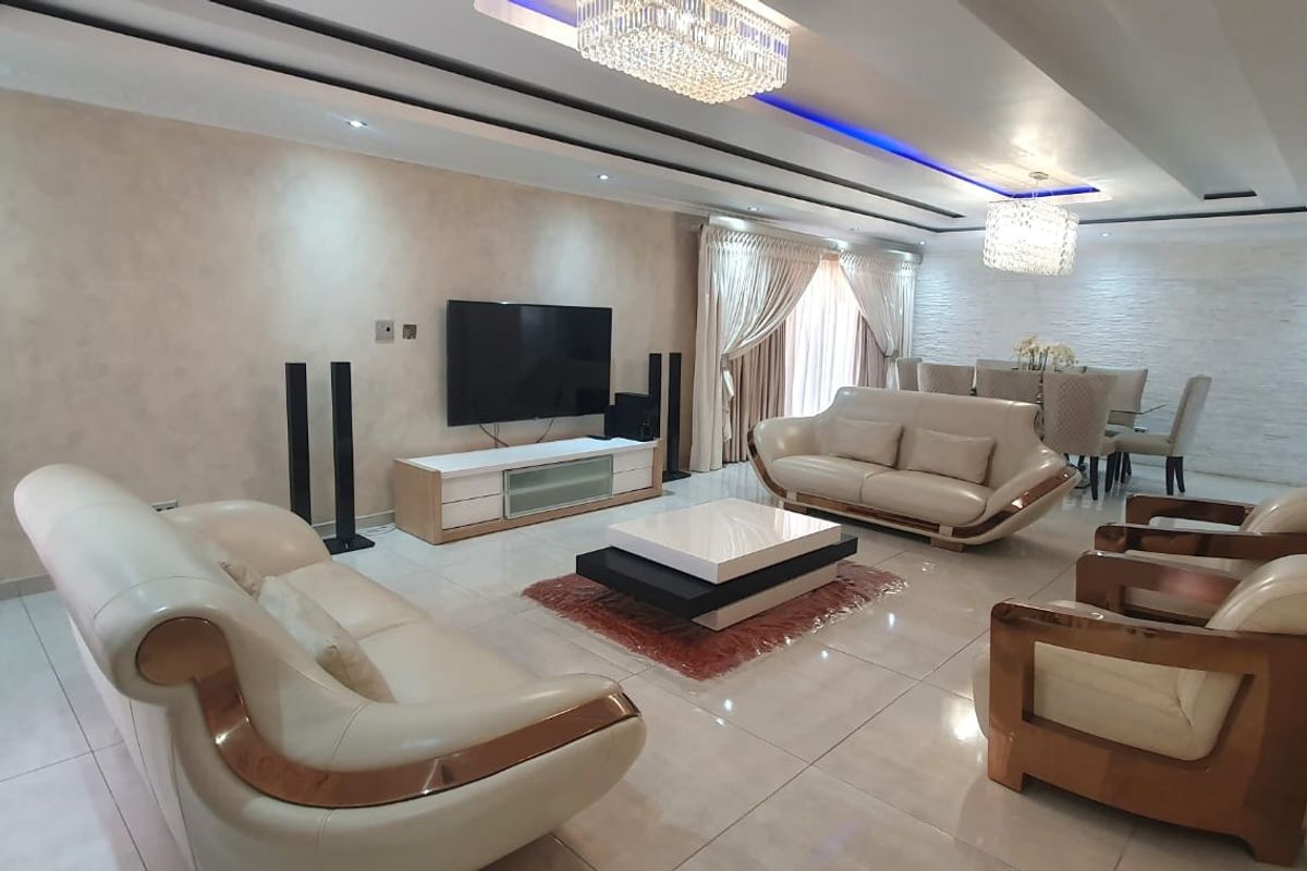 EXQUISITE 5-BEDROOM MASTERPIECE IN THE HEART OF BENDOR - Photo 5