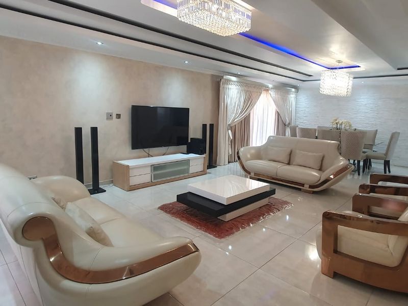 EXQUISITE 5-BEDROOM MASTERPIECE IN THE HEART OF BENDOR - Photo 5