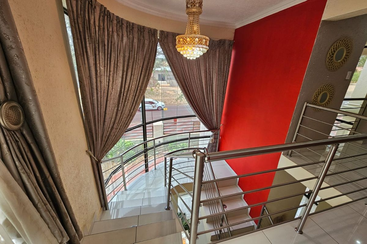 Ultimate Luxury Living: A Grand 6-Bedroom Double-Story Oasis on 1449 Square Meters - Photo 5
