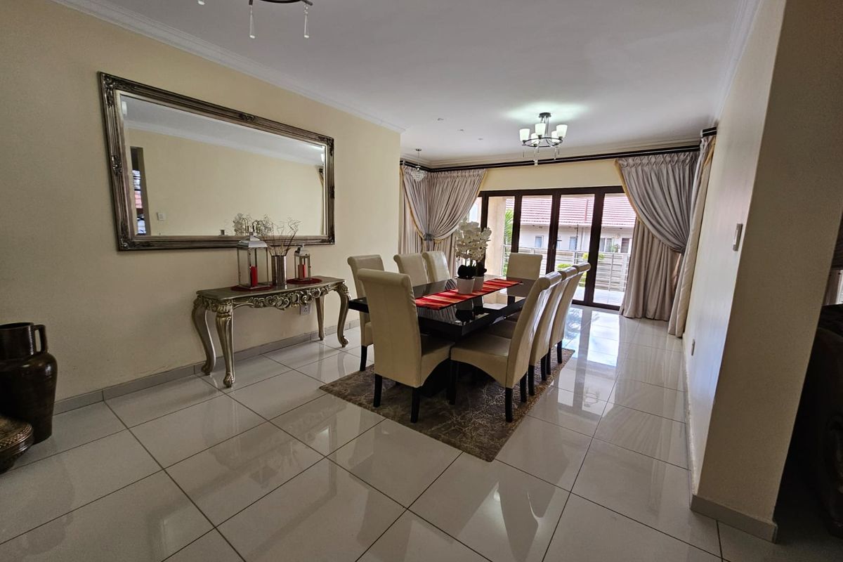 Ultimate Luxury Living: A Grand 6-Bedroom Double-Story Oasis on 1449 Square Meters - Photo 4
