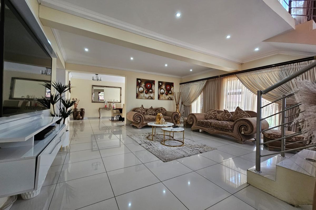 Ultimate Luxury Living: A Grand 6-Bedroom Double-Story Oasis on 1449 Square Meters - Photo 2