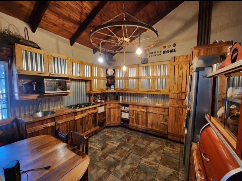 YOUR ARTISTIC HAVEN IN WAITING!!!! - Photo 10