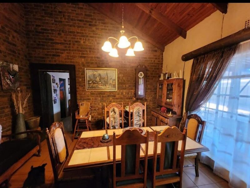 YOUR ARTISTIC HAVEN IN WAITING!!!! - Photo 9