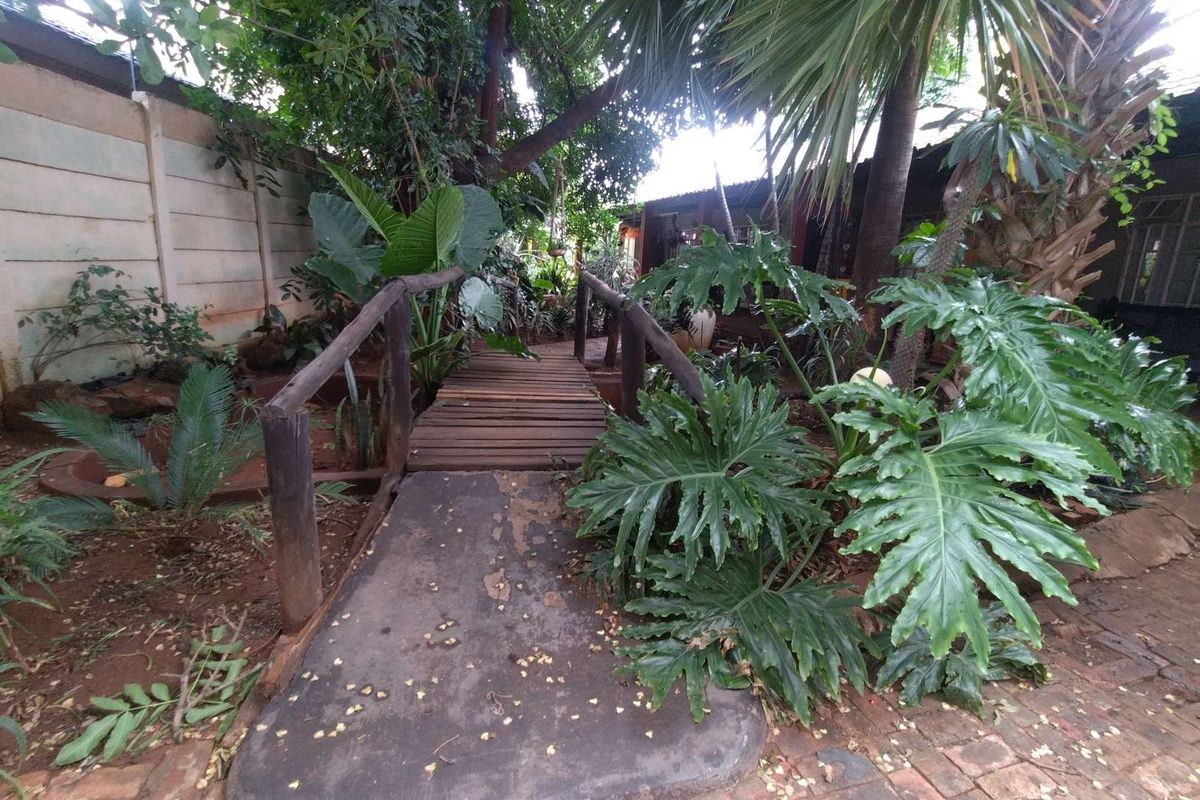 YOUR ARTISTIC HAVEN IN WAITING!!!! - Photo 2