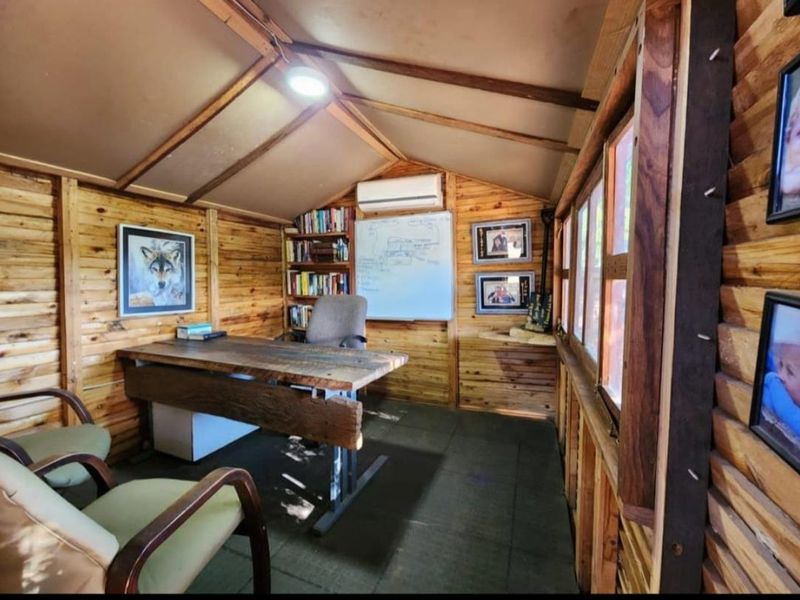 YOUR ARTISTIC HAVEN IN WAITING!!!! - Photo 6