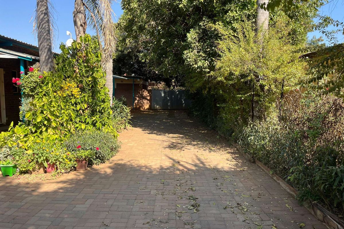 Versatile Property in Prime Location: Ideal for Business and Living - Photo 2