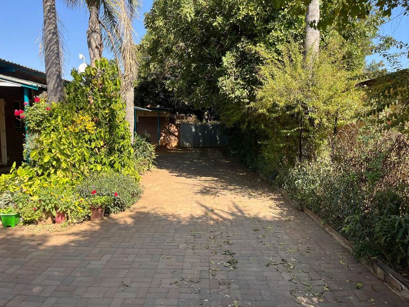 Versatile Property in Prime Location: Ideal for Business and Living - Photo 2