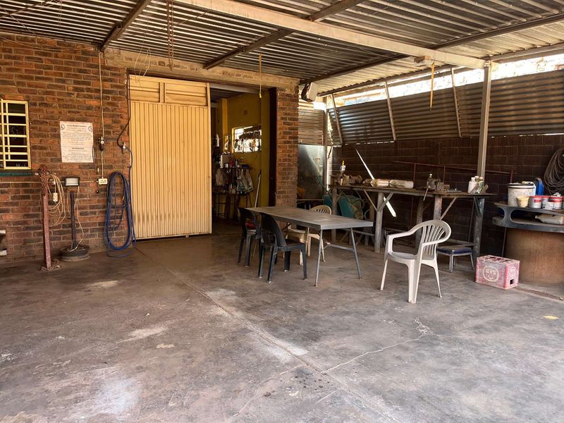 Versatile Property in Prime Location: Ideal for Business and Living - Photo 10