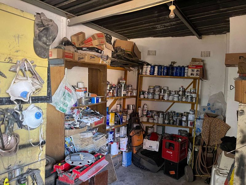 Versatile Property in Prime Location: Ideal for Business and Living - Photo 9