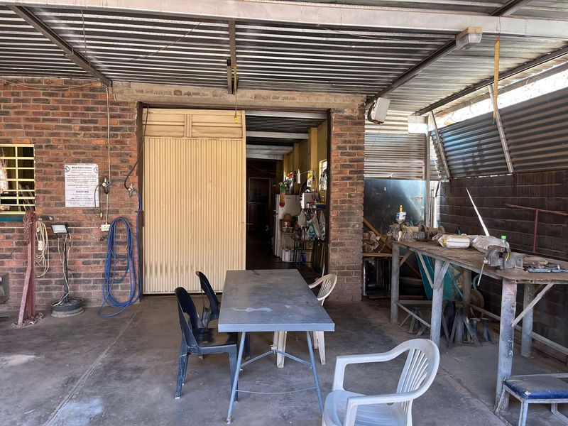 Versatile Property in Prime Location: Ideal for Business and Living - Photo 8