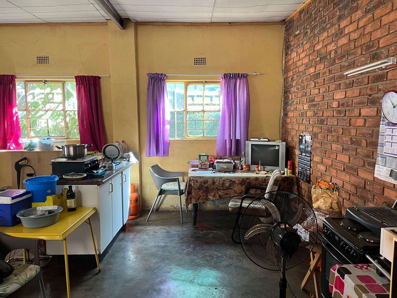 Versatile Property in Prime Location: Ideal for Business and Living - Photo 6