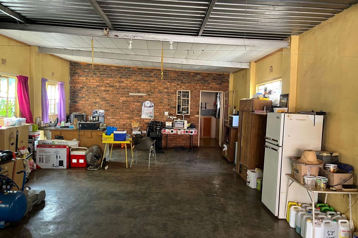 Versatile Property in Prime Location: Ideal for Business and Living - Photo 4