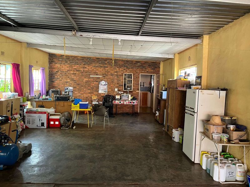 Versatile Property in Prime Location: Ideal for Business and Living - Photo 4