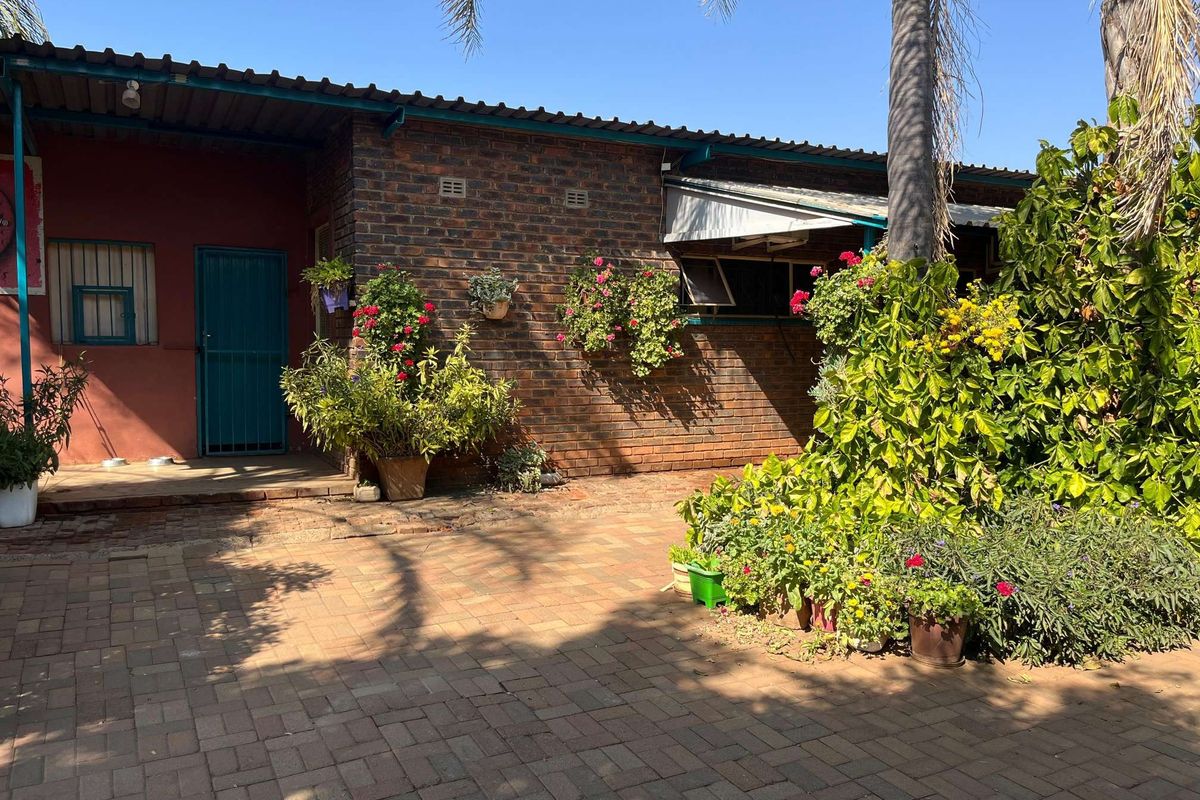 Versatile Property in Prime Location: Ideal for Business and Living - Photo 3