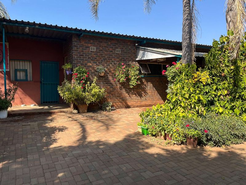 Versatile Property in Prime Location: Ideal for Business and Living - Photo 3