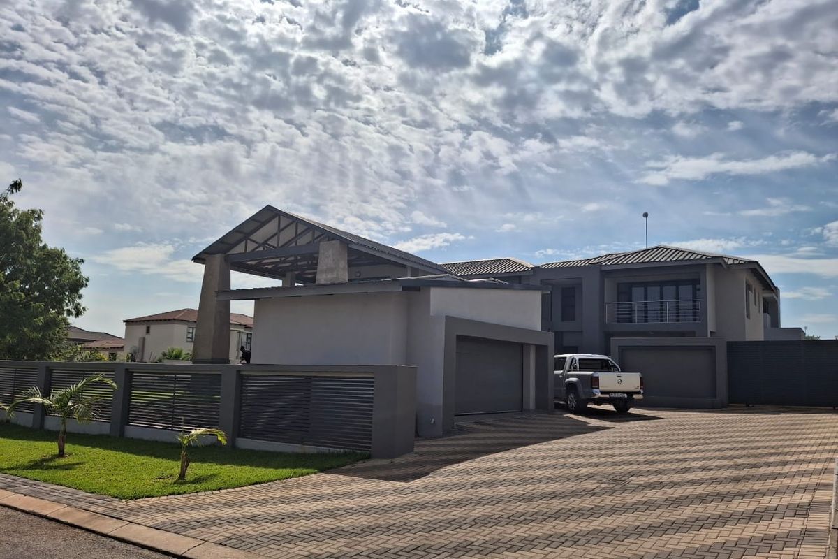 IMPRESSIVE 1166m2 MANSION FOR SALE, MINUTES AWAY FROM MALL OF THE NORTH - Photo 2