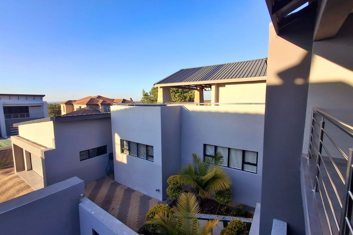 IMPRESSIVE 1166m2 MANSION FOR SALE, MINUTES AWAY FROM MALL OF THE NORTH - Photo 3