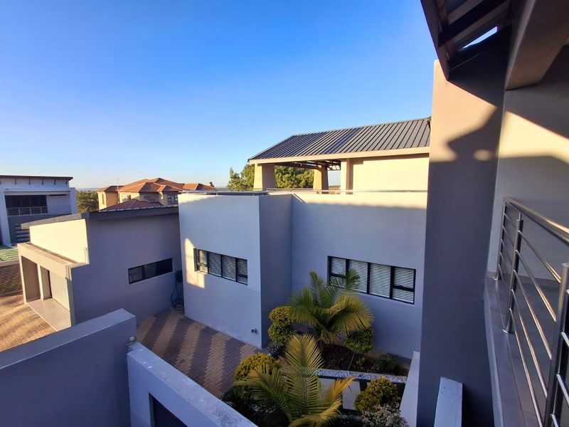 IMPRESSIVE 1166m2 MANSION FOR SALE, MINUTES AWAY FROM MALL OF THE NORTH - Photo 3