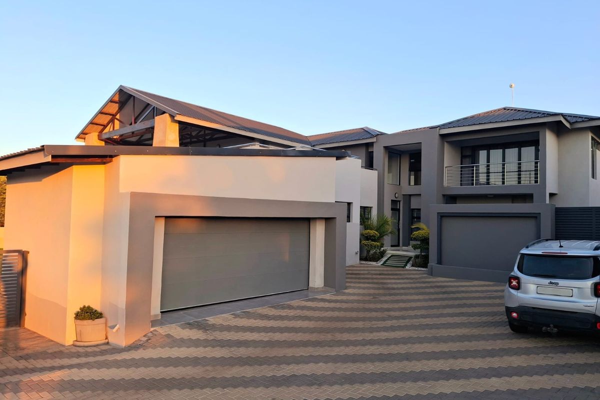 IMPRESSIVE 1166m2 MANSION FOR SALE, MINUTES AWAY FROM MALL OF THE NORTH - Photo 4