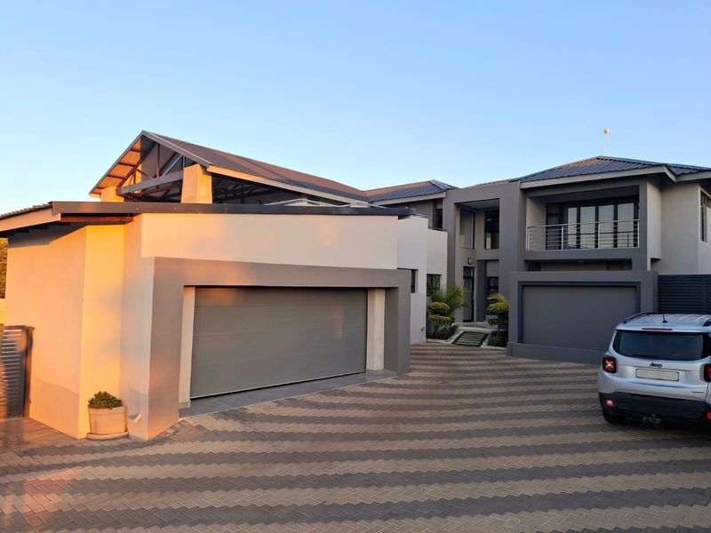 IMPRESSIVE 1166m2 MANSION FOR SALE, MINUTES AWAY FROM MALL OF THE NORTH - Photo 4