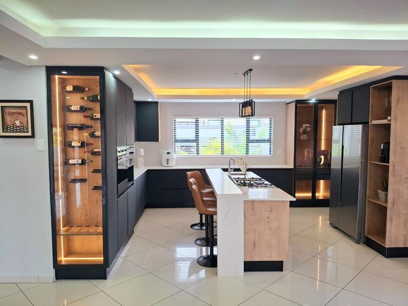 IMPRESSIVE 1166m2 MANSION FOR SALE, MINUTES AWAY FROM MALL OF THE NORTH - Photo 10