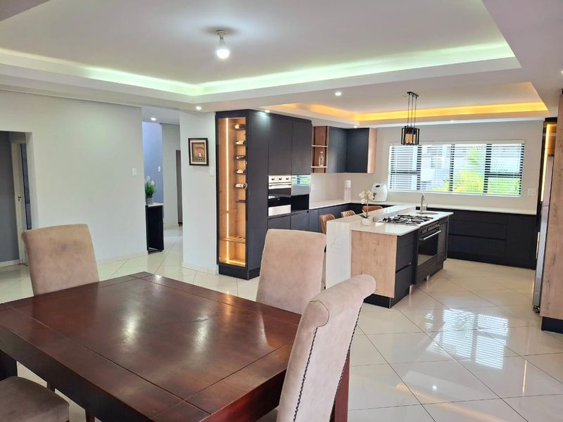 IMPRESSIVE 1166m2 MANSION FOR SALE, MINUTES AWAY FROM MALL OF THE NORTH - Photo 9