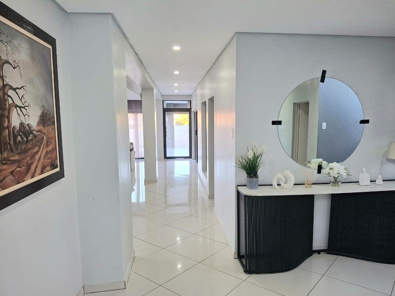 IMPRESSIVE 1166m2 MANSION FOR SALE, MINUTES AWAY FROM MALL OF THE NORTH - Photo 7