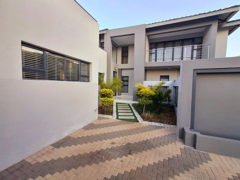 IMPRESSIVE 1166m2 MANSION FOR SALE, MINUTES AWAY FROM MALL OF THE NORTH - Photo 6