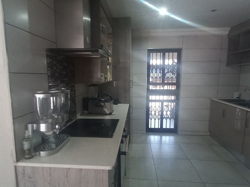Modern Family Home - Photo 7