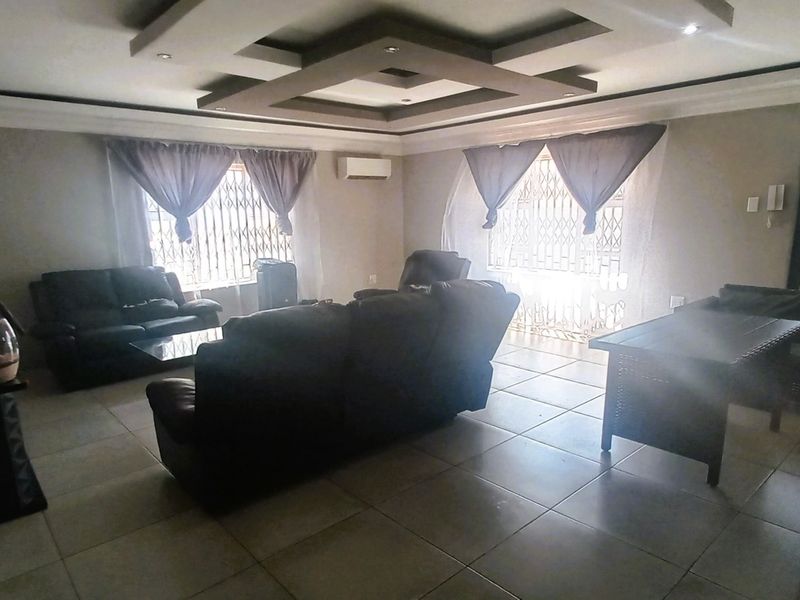 Modern Family Home - Photo 5