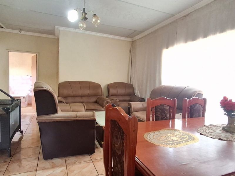FAMILY HOME FOR SALE IN LENYENYE – SPACE, LOCATION & VALUE! - Photo 4