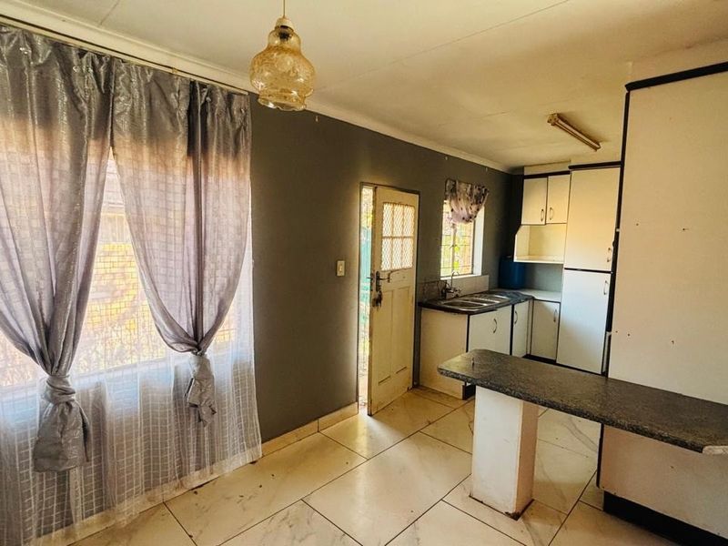 Charming Family Home with Endless Potential in the Peaceful Heart of Nylpark, Mokopane - Photo 5