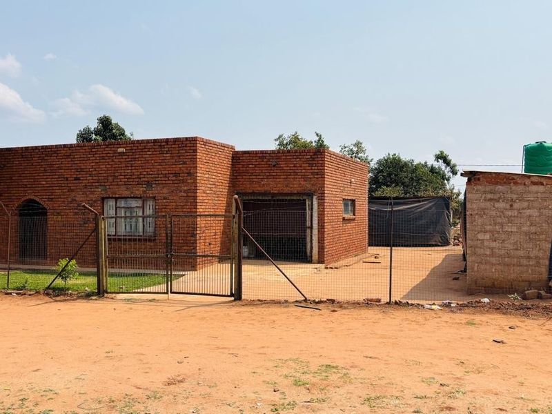 900m2 Smallholding with Borehole & 1500-Chicken Poultry Setup – Ga-Madiba, Mokopane - Photo 4