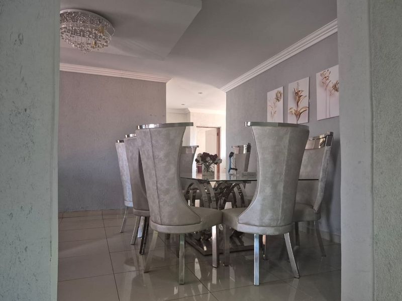 Beautiful 4-Bedroom Family Home on a Spacious Double Stand - Photo 8
