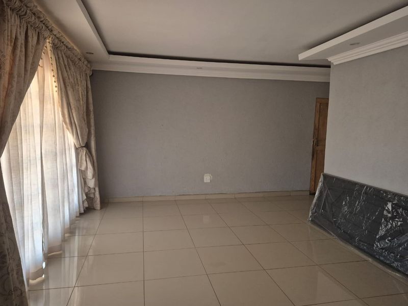 Beautiful 4-Bedroom Family Home on a Spacious Double Stand - Photo 6