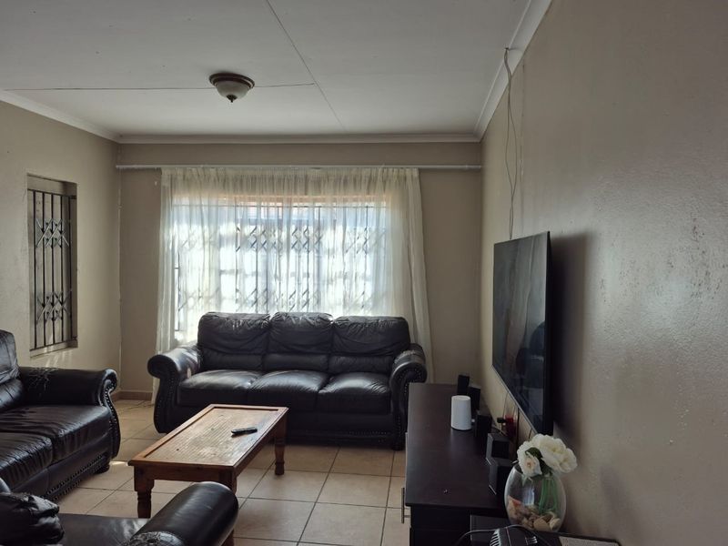 Beautiful 4-Bedroom Family Home for sale in Ivy park - Photo 9