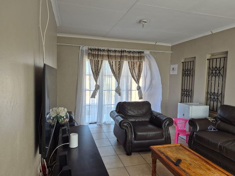 Beautiful 4-Bedroom Family Home for sale in Ivy park - Photo 8