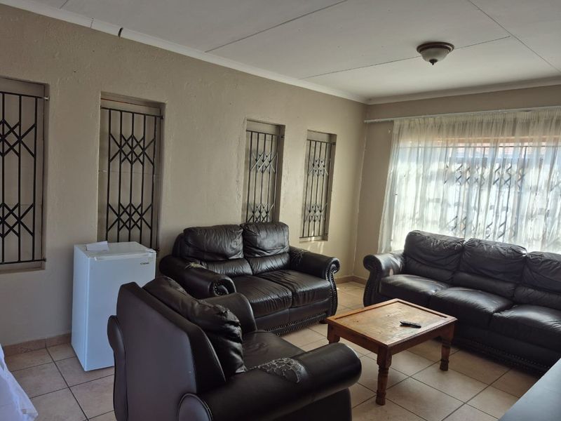 Beautiful 4-Bedroom Family Home for sale in Ivy park - Photo 7