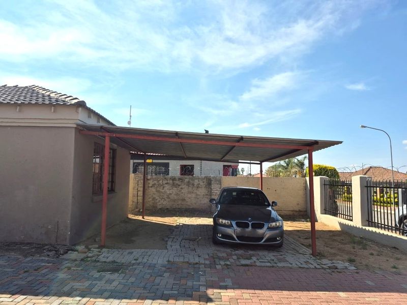 Beautiful 4-Bedroom Family Home for sale in Ivy park - Photo 3