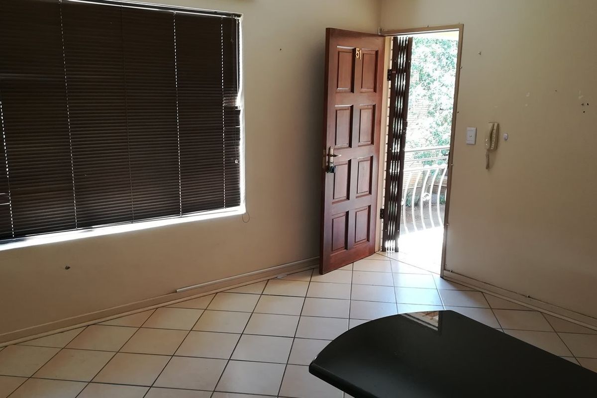 Beautiful one - bedroom apartment for sale - Potchefstroom - Photo 4