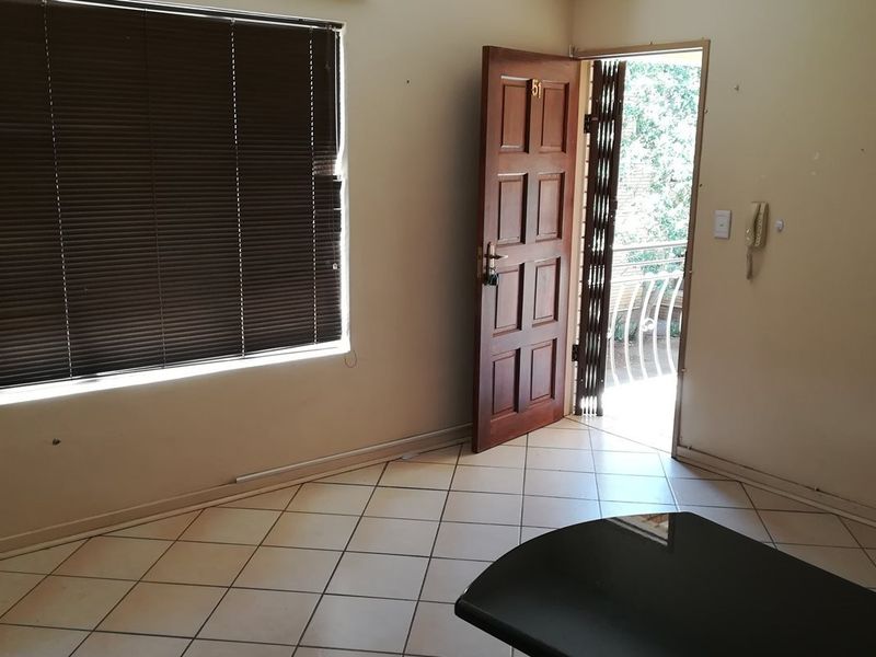 Beautiful one - bedroom apartment for sale - Potchefstroom - Photo 4