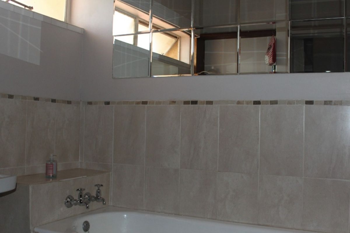 Spacious two-bedroom town house - Potchefstroom - for sale - Photo 5