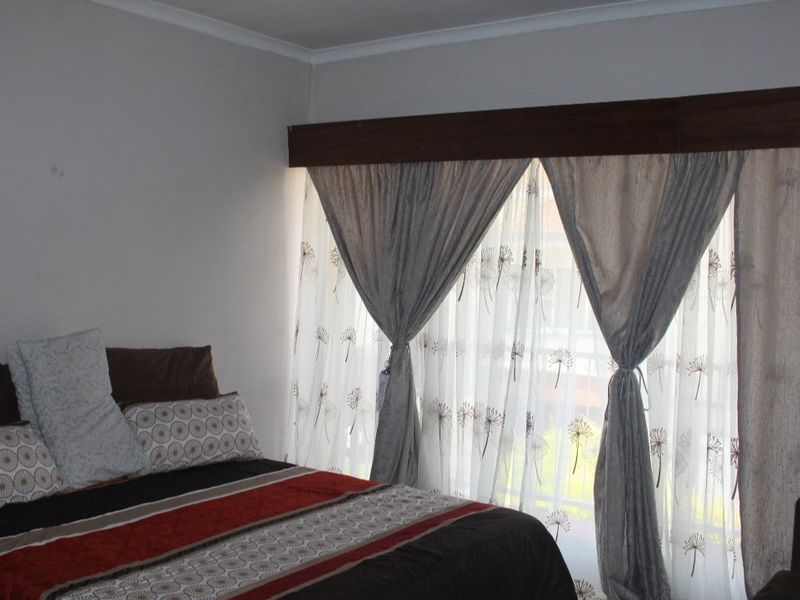 Spacious two-bedroom town house - Potchefstroom - for sale - Photo 6