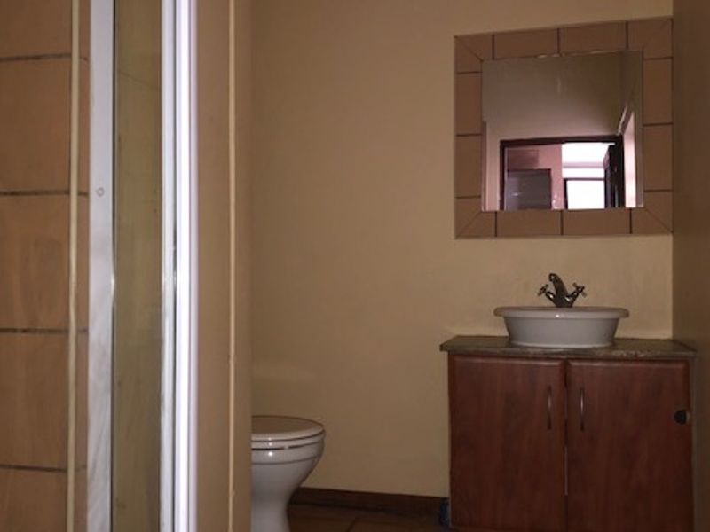 Neat and light-filled apartment - Photo 4