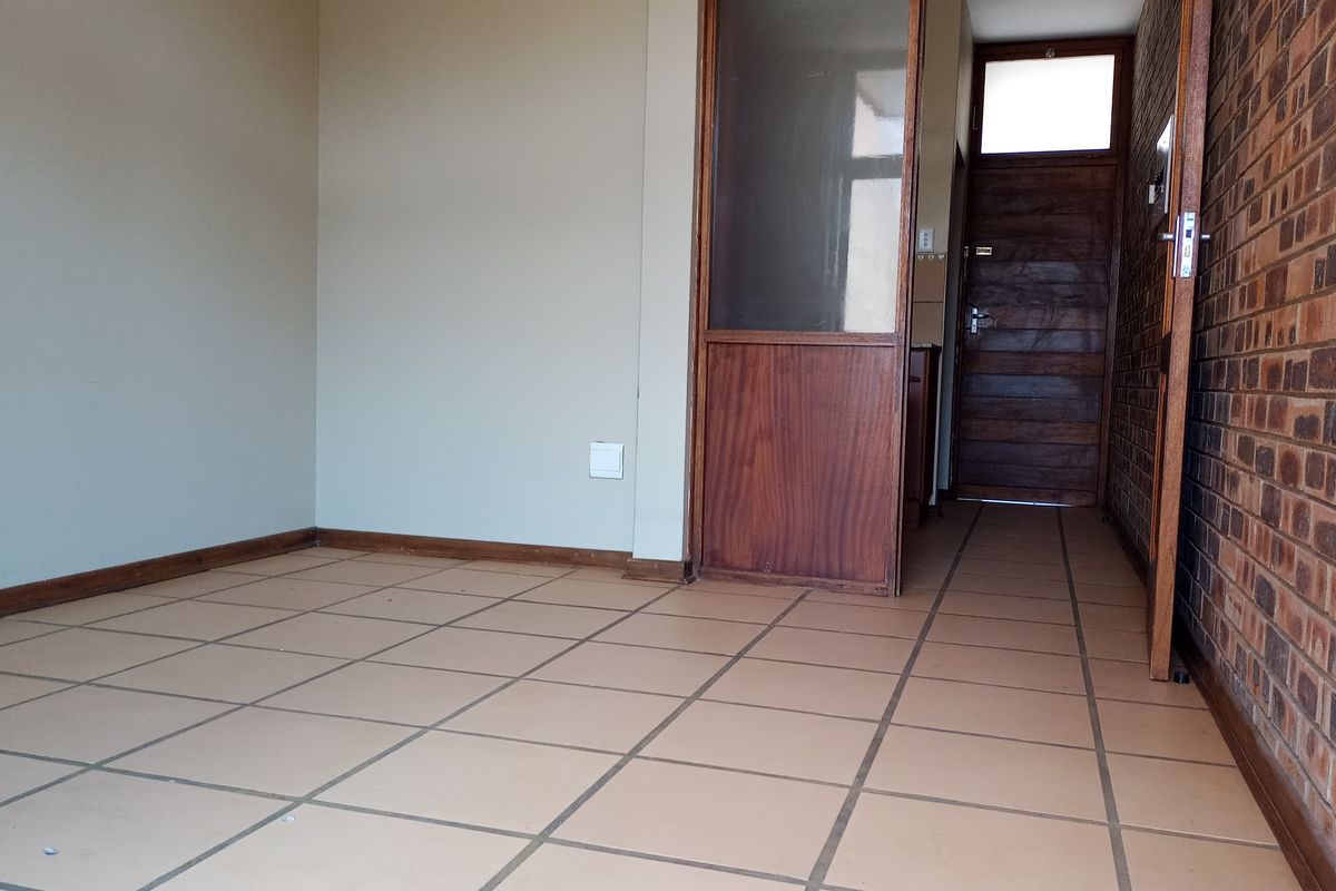 Bachelor's apartment - Photo 5