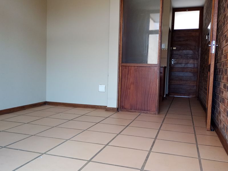 Bachelor's apartment - Photo 5