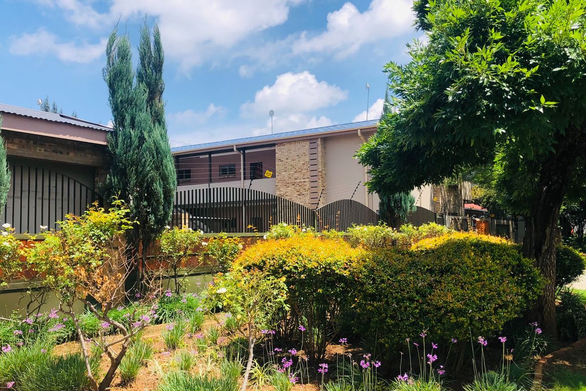 Spacious apartment in well-presented complex - Photo 2